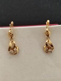 Orecchini in oro giallo e zaffiri bianchi