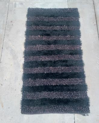 tappeto nero con effetto pelo 