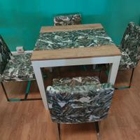 Tavolo fisso con 4 sedie.