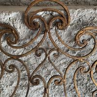 Testata in ferro battuto in bagno d'oro zecchino