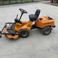 Trattorino taglia erba