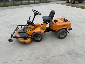 Trattorino taglia erba