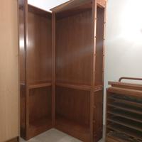 Scaffale angolare in legno