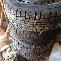 cerchi con gomme chiodate 