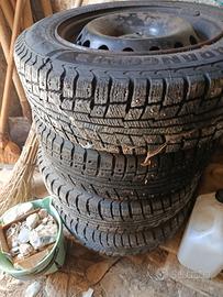 cerchi con gomme chiodate 