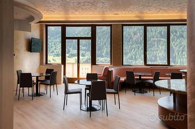 Palazzo / Stabile di 2500 m² con più di 5 locali a