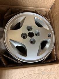 Cerchi uno turbo nuovi imballati