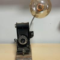 Macchina fotografica vintage trasforma in lampada