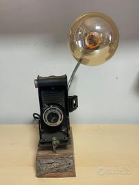 Macchina fotografica vintage trasforma in lampada