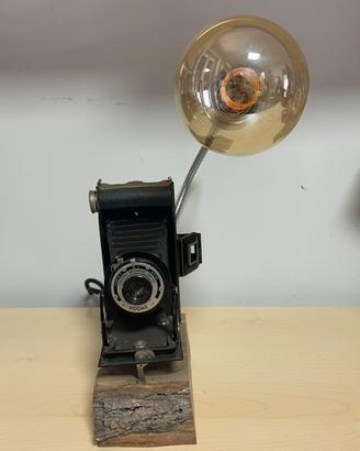 Macchina fotografica vintage trasforma in lampada