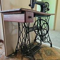Antica macchina da cucire SINGER con base in ghisa