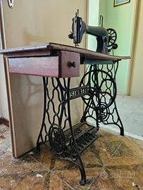 Antica macchina da cucire SINGER con base in ghisa
