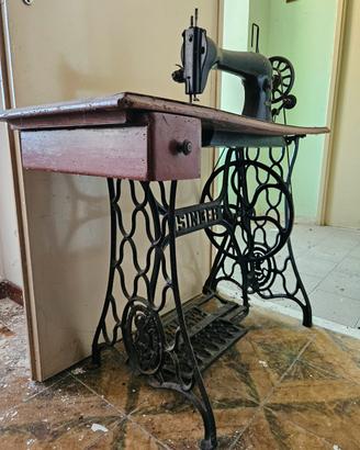 Antica macchina da cucire SINGER con base in ghisa