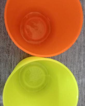 Bicchieri di plastica fluo