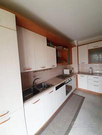 Cucina completa con elettrodomestici