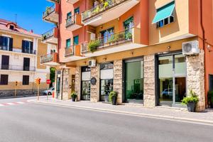 NEGOZIO A GAETA