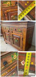 Credenza etnica in legno decorata