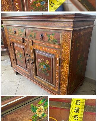 Credenza etnica in legno decorata