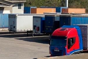 Area logistica con piazzale camion e uffici