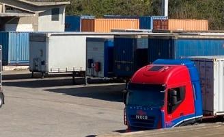 Area logistica con piazzale camion e uffici