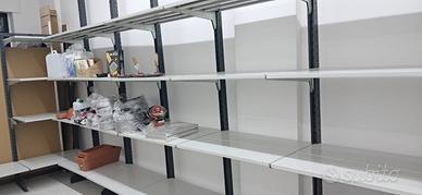 Scaffali per negozio