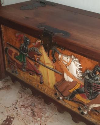 Cassapanca di legno intagliata