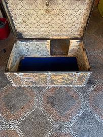 Baule antico trasformato in cuccia