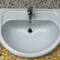Lavabo in ceramica con rubinetto in ottone