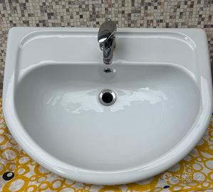 Lavabo in ceramica con rubinetto in ottone