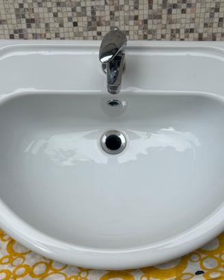 Lavabo in ceramica con rubinetto in ottone