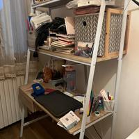 Scrivania con libreria