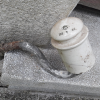 Vecchio isolatore vintage a vite