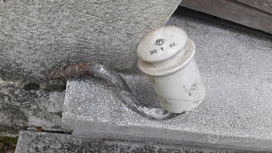 Vecchio isolatore vintage a vite