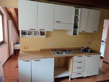 Piccola cucina con forno elettrico