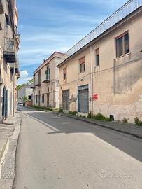 Stabile di un Appartamento e un Locale commerciale