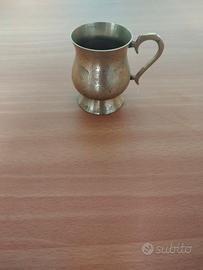 tazza vintage in ottone con incisioni decorative