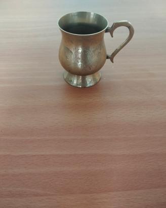 tazza vintage in ottone con incisioni decorative