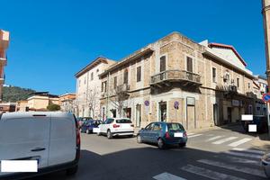 Locale commerciale Via Corsica - Via Valverde