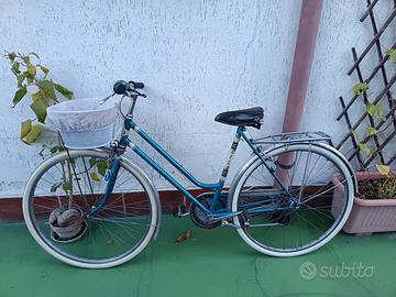 bicicletta donna città restaurata