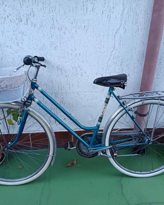 bicicletta donna città restaurata