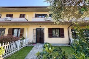VILLA A SCHIERA A CAZZAGO SAN MARTINO
