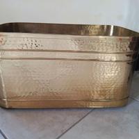 Contenitore in ottone martellato con ruote