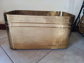 Contenitore in ottone martellato con ruote