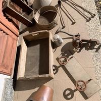 Vecchi setacci e altri arnesi antichi