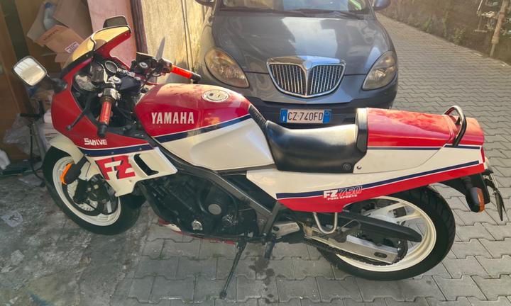Yamaha FZ 750