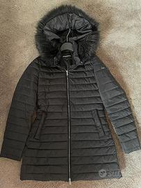 Piumino lungo Emporio Armani donna con cappuccio.
