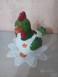 Portamestoli in ceramica a forma di gallina