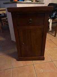 Comodino in legno noce scuro con cassetto e antina