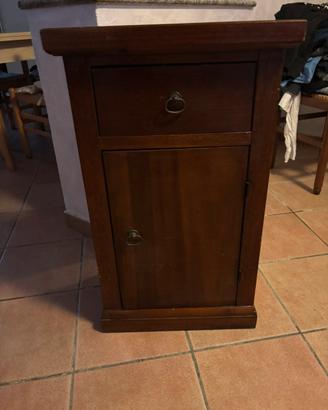 Comodino in legno noce scuro con cassetto e antina