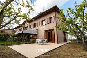 VILLA A SCHIERA A VALSAMOGGIA